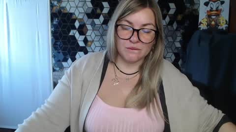 Snapshot of nikaskylink chatting on April 23, 5:19 am Nika online show from April 23, 5:19 am