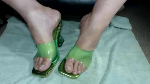 nikisissyfeet online show from June 6, 3:33 am