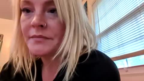 nikki32313 online show from May 1, 10:42 am