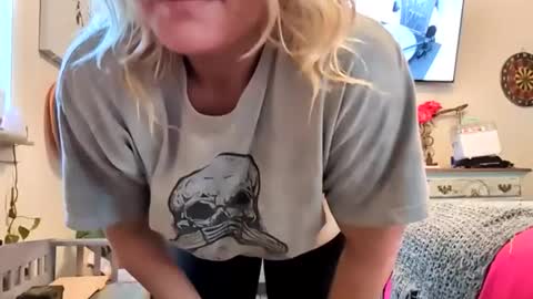nikki32313 online show from May 4, 11:28 am