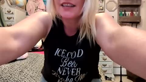 nikki32313 online show from May 6, 3:13 am