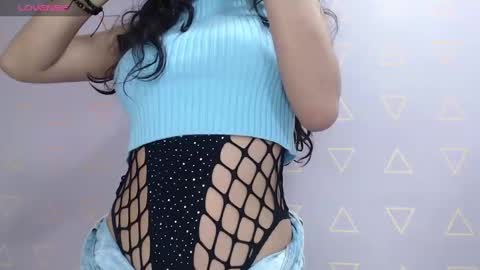 Snapshot of nikki_333 chatting on December 11, 7:31 am Nilly online show from December 11, 7:31 am