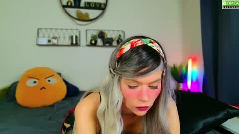 Snapshot of nikki_goldberg chatting on December 15, 8:36 pm Kitty Chatte online show from December 15, 8:36 pm