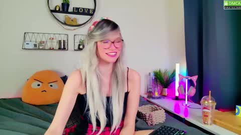 Snapshot of nikki_goldberg chatting on January 11, 10:40 am Kitty Chatte online show from January 11, 10:40 am