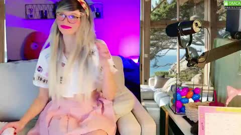 Snapshot of nikki_goldberg chatting on October 5, 9:29 am Kitty Chatte online show from October 5, 9:29 am