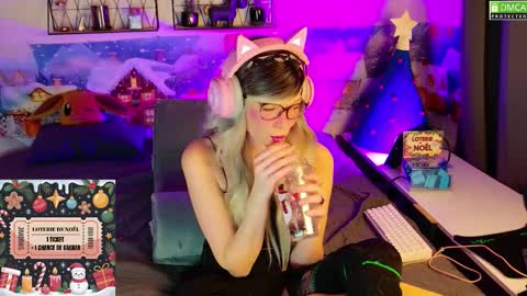 Snapshot of nikki_goldberg chatting on December 17, 9:21 pm Kitty Chatte online show from December 17, 9:21 pm