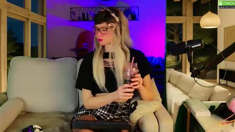 Snapshot of nikki_goldberg chatting on March 3, 9:21 pm Kitty Chatte online show from March 3, 9:21 pm