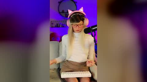 Snapshot of nikki_goldberg chatting on March 25, 7:03 am Kitty Chatte online show from March 25, 7:03 am