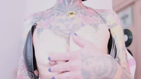 Nikki Ramone   online show from March 4, 10:38 pm