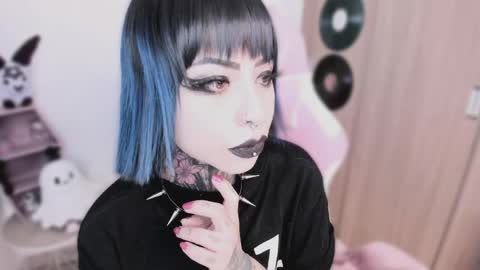 Nikki Ramone   online show from May 5, 8:22 am