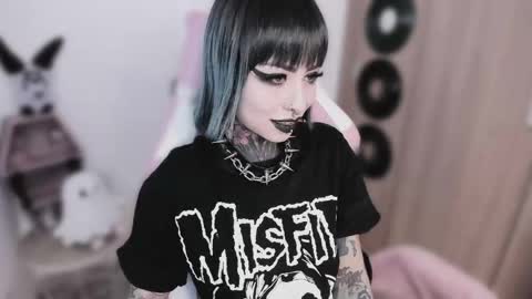 Nikki Ramone   online show from May 15, 5:58 am