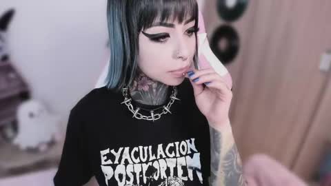 Nikki Ramone   online show from May 16, 10:36 am