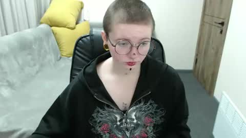 nikkysnow online show from October 14, 8:04 am