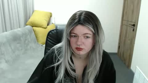 nikkysnow online show from October 18, 8:04 am