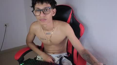 niklaus_wolf online show from May 15, 7:54 pm