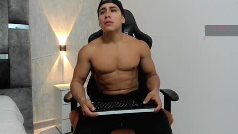 Snapshot of niklause_froid chatting on February 4, 12:22 pm niklause_froid online show from February 4, 12:22 pm