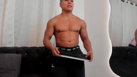 Snapshot of niklause_froid chatting on February 13, 11:37 pm niklause_froid online show from February 13, 11:37 pm