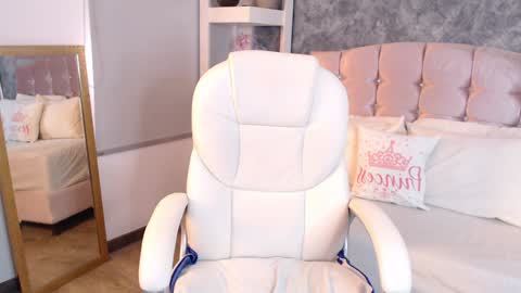 Snapshot of niko_robin chatting on December 9, 7:39 pm Niko Robin online show from December 9, 7:39 pm