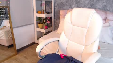 Snapshot of niko_robin chatting on December 19, 4:02 am Niko Robin online show from December 19, 4:02 am