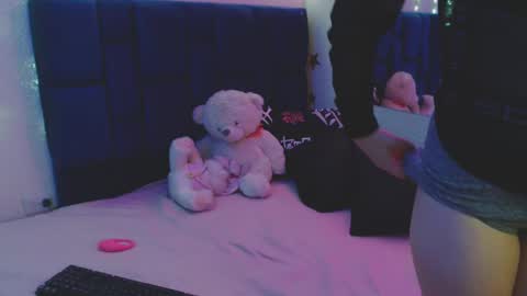 nikolle_huyt online show from September 10, 9:37 pm