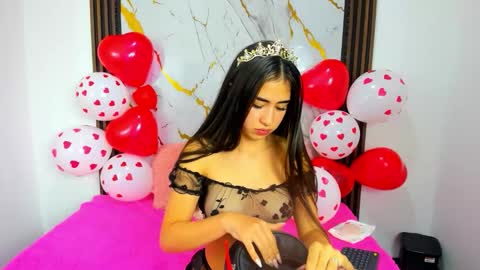 Snapshot of nina_vixen_hh chatting on February 17, 8:04 pm Nina online show from February 17, 8:04 pm