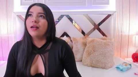 Snapshot of ninablooms01 chatting on March 22, 3:32 am Nina online show from March 22, 3:32 am