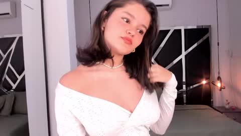 nini_solei online show from May 19, 7:31 pm