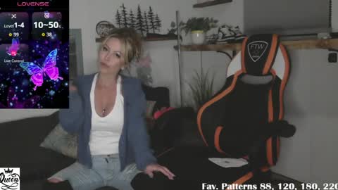 Snapshot of nipple_queenxoxo chatting on April 12, 3:44 am Ainsley FANSLY-AINSLEYXOXO online show from April 12, 3:44 am