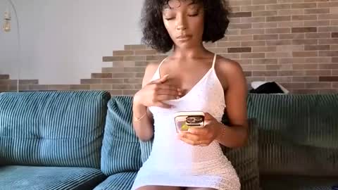 Snapshot of niviawolfe chatting on May 6, 12:19 am NIVIA WOLFE online show from May 6, 12:19 am