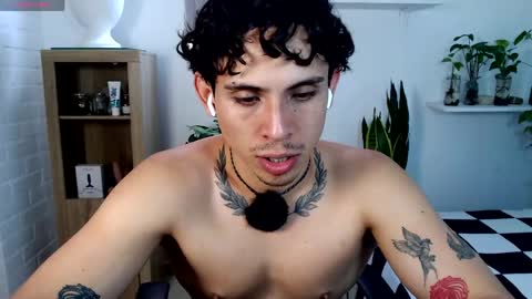 Snapshot of no_face_69 chatting on May 19, 6:47 pm x online show from May 19, 6:47 pm