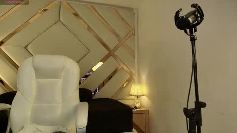 Snapshot of noa_butterfly_ chatting on March 30, 11:33 am online show from March 30, 11:33 am