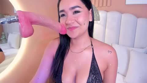 Snapshot of noa_moon chatting on March 28, 12:10 am Noa online show from March 28, 12:10 am