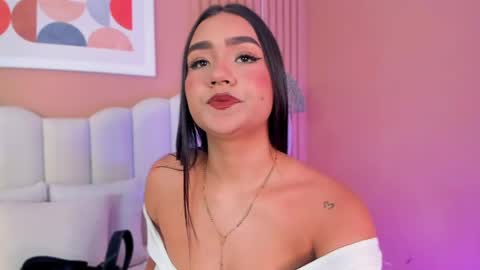 Snapshot of noa_moon chatting on May 5, 2:41 am Noa online show from May 5, 2:41 am