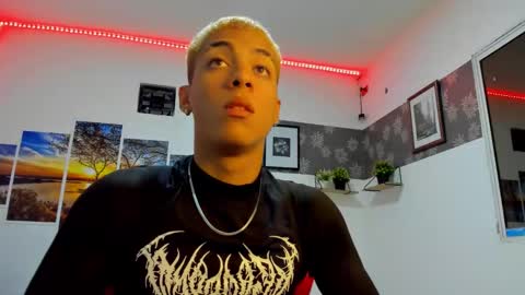 Snapshot of noah_flynn1 chatting on October 3, 6:10 am noah_flynn1 online show from October 3, 6:10 am