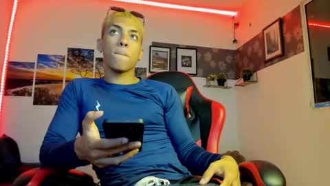 Snapshot of noah_flynn1 chatting on October 4, 2:53 am noah_flynn1 online show from October 4, 2:53 am