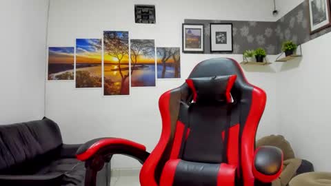 Snapshot of noah_flynn1 chatting on October 7, 6:43 am noah_flynn1 online show from October 7, 6:43 am