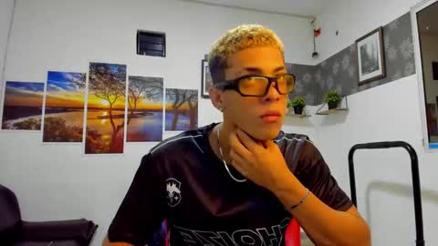 Snapshot of noah_flynn1 chatting on November 7, 4:23 am noah_flynn1 online show from November 7, 4:23 am