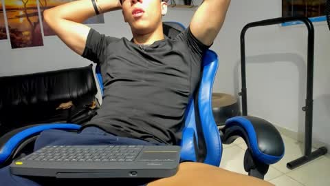 Snapshot of noah_flynn1 chatting on November 21, 6:45 am noah_flynn1 online show from November 21, 6:45 am