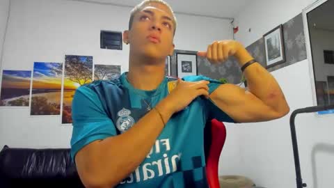 Snapshot of noah_flynn1 chatting on November 22, 6:34 am noah_flynn1 online show from November 22, 6:34 am