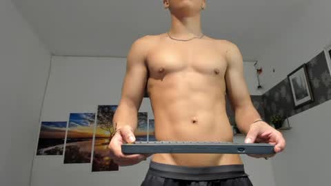 Snapshot of noah_flynn1 chatting on May 3, 10:21 am noah_flynn1 online show from May 3, 10:21 am