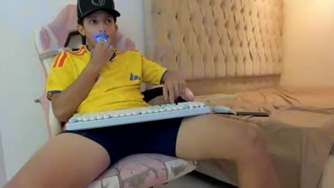 noah_jacksxn online show from June 25, 11:48 am