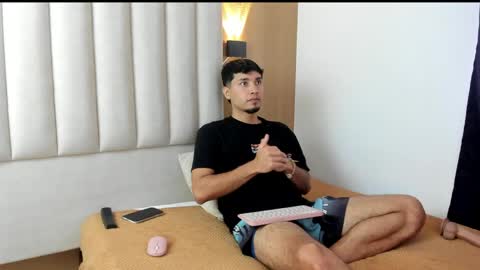 Snapshot of noah_smith05 chatting on April 3, 9:13 pm noah online show from April 3, 9:13 pm