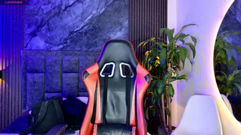 Snapshot of noah_travis chatting on April 4, 1:30 pm Noah online show from April 4, 1:30 pm