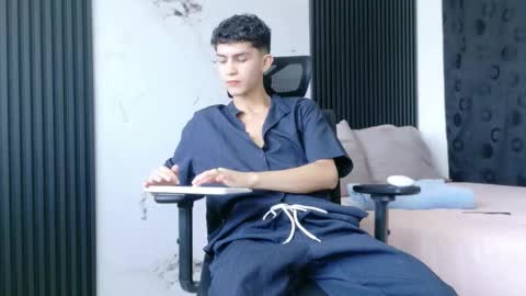 noah tyler  online show from December 5, 5:42 pm