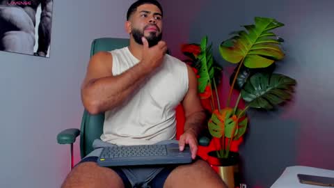 Snapshot of noahcrux chatting on March 30, 2:34 am Noah online show from March 30, 2:34 am