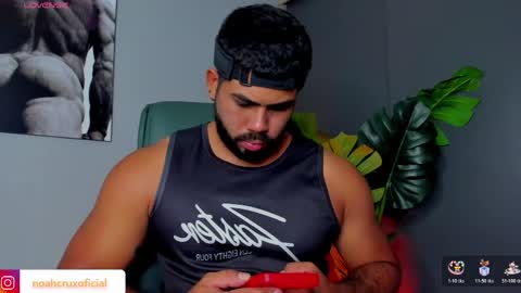 Snapshot of noahcrux chatting on April 23, 3:19 am Noah online show from April 23, 3:19 am