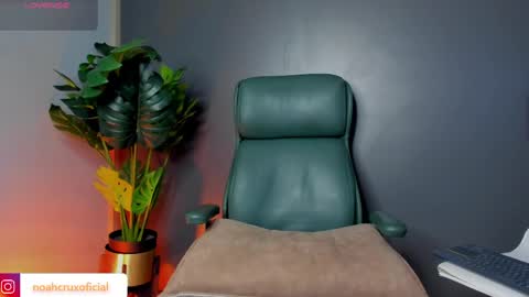 Snapshot of noahcrux chatting on May 20, 10:38 pm Noah online show from May 20, 10:38 pm