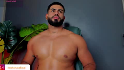 Snapshot of noahcrux chatting on May 23, 5:01 am Noah online show from May 23, 5:01 am