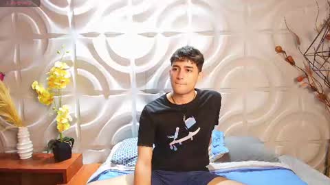 Snapshot of noahsalvatore21 chatting on July 19, 3:43 am NoahSalvatore online show from July 19, 3:43 am