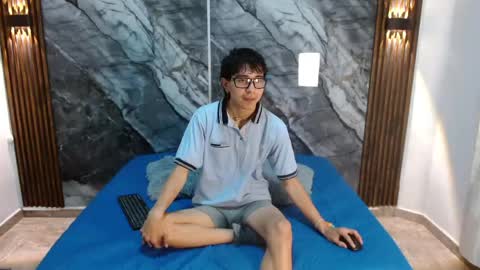 Snapshot of noahwalker__ chatting on April 19, 11:09 am online show from April 19, 11:09 am